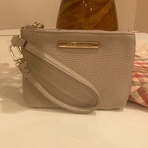 ❤️ NWOT! STEVE MADDEN Small wristlet - tan